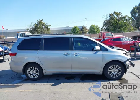2017 Toyota Sienna Xle 8 Passenger z USA, uszkodzony, nr VIN 5TDYZ3DC3HS797383